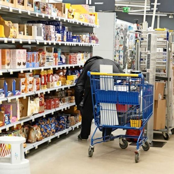 Kaupassa artisti paineli ohi vihannesten suoraan keksihyllylle. Kaupassa artisti paineli ohi vihannesten suoraan keksihyllylle.