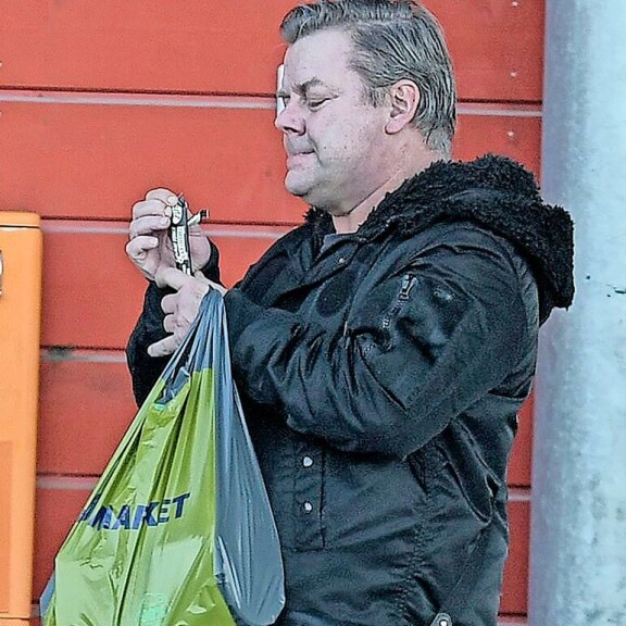 Ennen patukan hotkaisua meni hetki karkkikääreen kanssa kärkkäästi tapellen. Ennen patukan hotkaisua meni hetki karkkikääreen kanssa kärkkäästi tapellen.