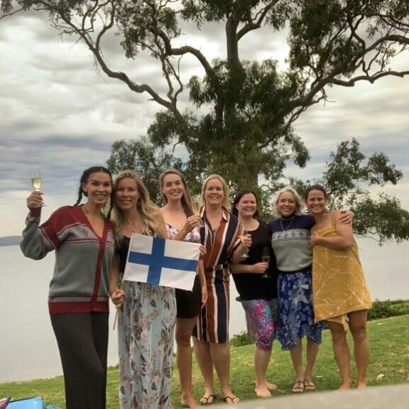 Sini on aktiivisesti mukana Australian Suomi-yhteisön toiminnassa. Naiset kokoontuvat viikoittain. Sini on aktiivisesti mukana Australian Suomi-yhteisön toiminnassa. Naiset kokoontuvat viikoittain.
