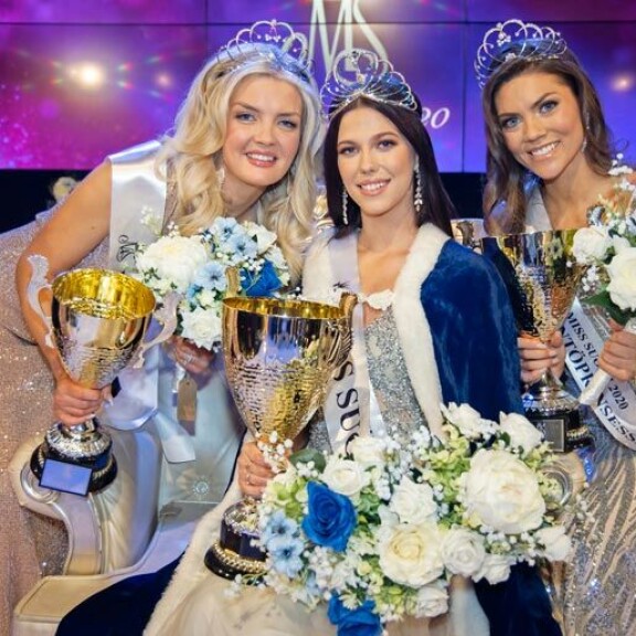 Laura (oik.) nappasi syyskuussa Miss Suomen ensimmäisen perintöprinsessan tiaran kutreilleen. Laura (oik.) nappasi syyskuussa Miss Suomen ensimmäisen perintöprinsessan tiaran kutreilleen.