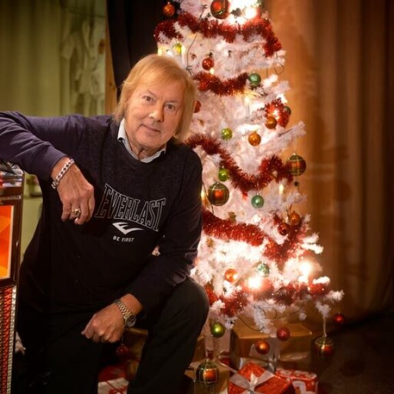 – En ole koskaan kysynyt keneltäkään, minkä ikäinen joku on, oli kyseessä sitten mies tai nainen, 78-vuotias ja aina tyylikkään kohtelias musiikkineuvos sanoo. – En ole koskaan kysynyt keneltäkään, minkä ikäinen joku on, oli kyseessä sitten mies tai nainen, 78-vuotias ja aina tyylikkään kohtelias musiikkineuvos sanoo.