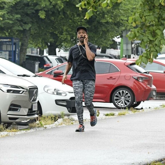 Seiskan paparazzi bongasi velkahelvetissä olevan Janin kesällä hikilenkiltä. Seiskan paparazzi bongasi velkahelvetissä olevan Janin kesällä hikilenkiltä.