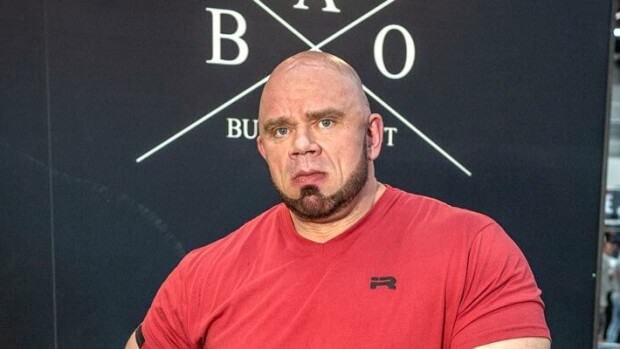 Mitä ihmettä?! Tukaton Jari ”Bull” Mentula yllätti parturissa – kuva! Jari Mentula