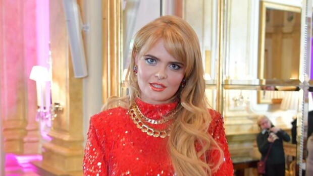 Erika Vikmanilla riettaat kotibileet: shotteja ja paljasta pintaa! Erika Vikman