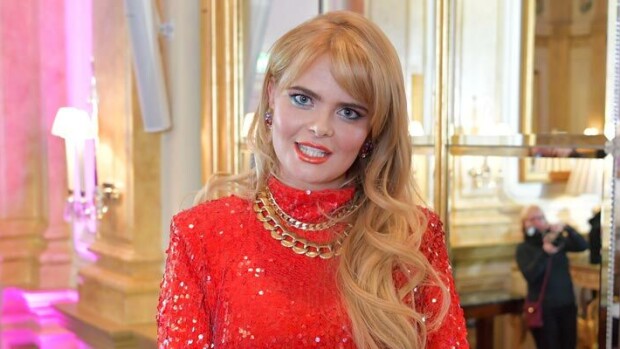 Riettaat kotibileet järjestänyt Erika Vikman esitteli todellisen aarteensa – ”Olen ollut todella kiltti tyttö” Erika Vikman