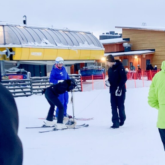 Sofia sai Stefulta kalliit sukset ja pääsi yksityisopetukseen. Sofia sai Stefulta kalliit sukset ja pääsi yksityisopetukseen.