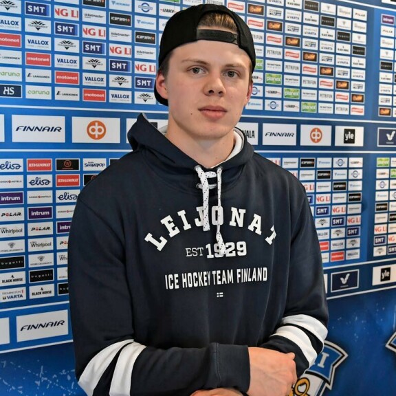 Kuopiosta kotoisin oleva Kasperi Kapanen juhli iltaa kotikaupungissaan, kun seurueeseen liittyi tuttu missi. Kuopiosta kotoisin oleva Kasperi Kapanen juhli iltaa kotikaupungissaan, kun seurueeseen liittyi tuttu missi.