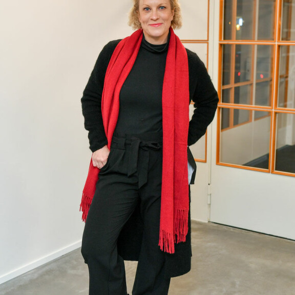 Laura paljasti Seiskalle hoitavansa hyvinvointiaan liikunnalla ja meditoinnilla.; 20201124, Helsinki. Domaker VIP-ilta Suomen Ureilumuseolla. Kuvassa Laura Voutilainen.