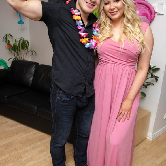 Juuso ja Vilma helmikuussa 2019 Temptation Island Suomi -sarjan lehdistötilaisuudessa. (190220) -- Helsinki, February 20, 2019 – Vilma and Juuso poses for the camera during Temptation Island Suomi Press Conference in Helsinki, Finland, 20. February 2019. (Matti Matikainen/Aller Media)