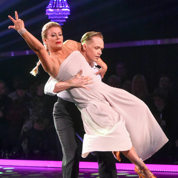Kirsi Alm-Siira tanssimassa opettajansa Marko Keräsen kanssa Tanssi tähtien kanssa -ohjelmassa vuonna 2017. Kuva Timo Korhonen. 20170326, Helsinki. Tanssi Tähtien Kanssa 6. suoralähetys. Kuvassa Kirsi Alm-Siira Ja Marko Keränen. Timo Korhonen / Seiska