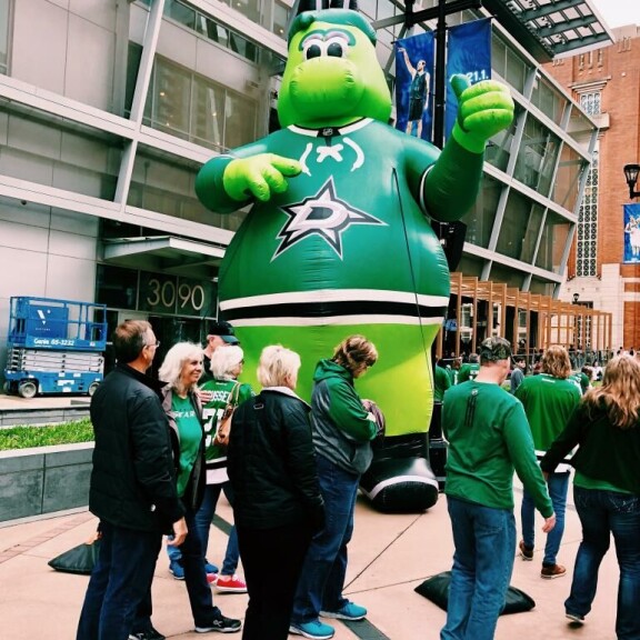 Uusi NHL-kausi on valmis alkamaan. Kuva keväältä 2019 Dallasista, Americans Airlines Centerin edustalta. Uusi NHL-kausi on valmis alkamaan. Kuva keväältä 2019 Dallasista, Americans Airlines Centerin edustalta.