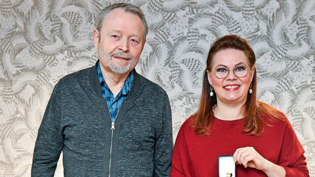 Koskettava tarina Timo T.A. Mikkosen kultakellon takana – Nina Mikkonen liikuttui: ”Onko tällaisia ihmisiä olemassa?” Nina Mikkonen ja Tauno