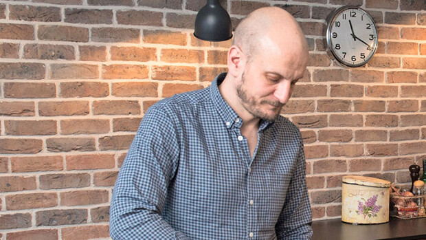 Huippukokki Hans Välimäki laittoi kaksikerroksisen asuntonsa myyntiin Hans Välimäki