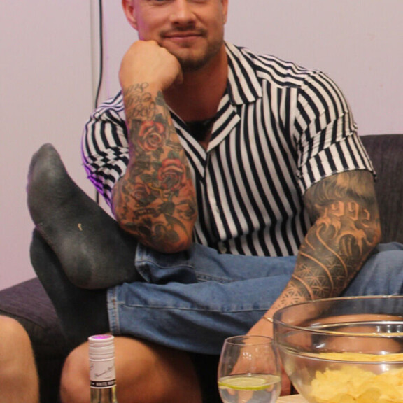 Julia valikoituu Joonatanin seuraavaksi vastustajaksi. ex and the city