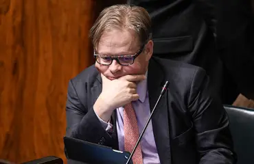 Kuva! Kansanedustajan Juhana Vartiaisen villi pyöräretki Helsingin keskustassa – ketjut irtosivat ja perunat lensivät ympäriinsä!