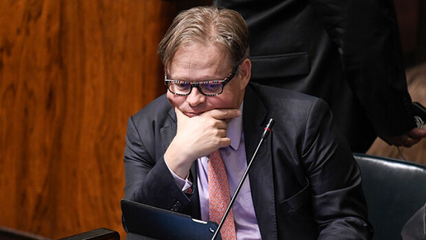 Kuva! Kansanedustajan Juhana Vartiaisen villi pyöräretki Helsingin keskustassa – ketjut irtosivat ja perunat lensivät ympäriinsä! Juhana Vartiainen