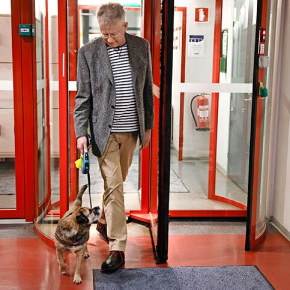 Säämies Pekka Pouta ja Sini-koira jakavat yhteisen työpaikan ja kotisohvan! työpaikalla