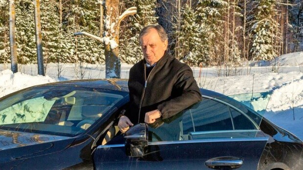 Tämä mies ei mielipiteitään peittele! Hjallis Harkimolta täystyrmäys hybridiautoille: ”Niissä ei ole mitään muuta hyvää kuin…” Hjallis Harkimo