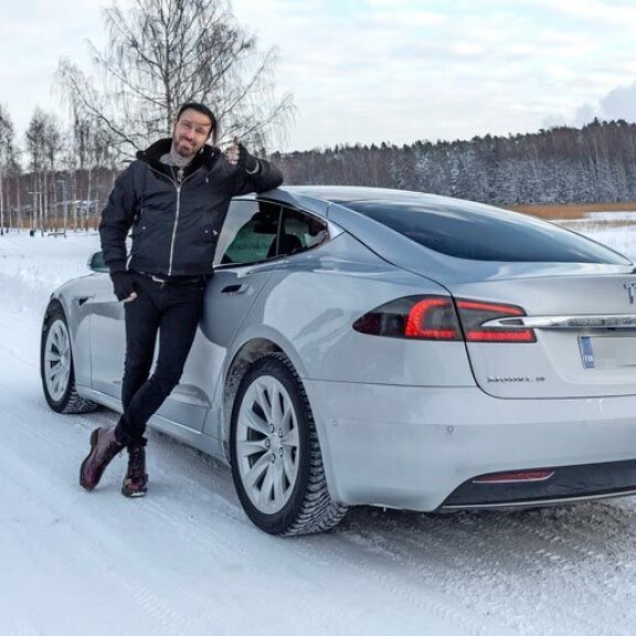 Jupe hankki autonsa oopperalaulaja Mika Pohjosen autokaupasta. Jupe hankki autonsa oopperalaulaja Mika Pohjosen autokaupasta.