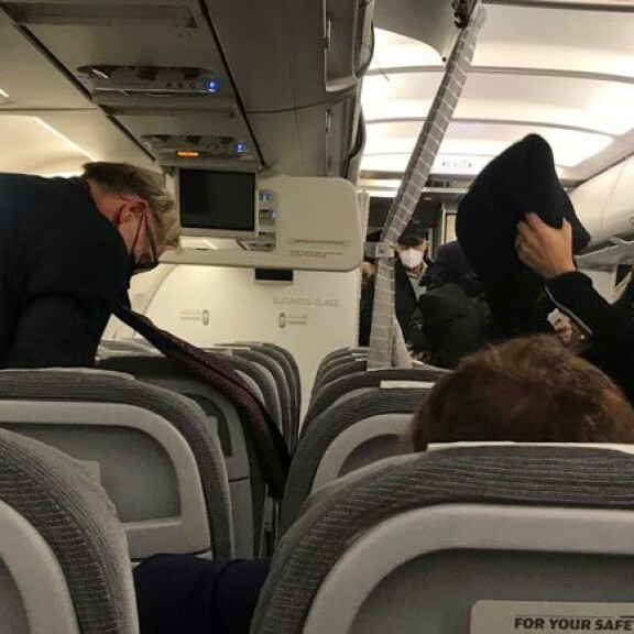 Viikon Kääk!-juorut: Huonekalumiljonääri Topi Sukari lennätti Nadja-vaimoaan turistiluokassa! Topi ja Nadja Sukari lentokoneessa.