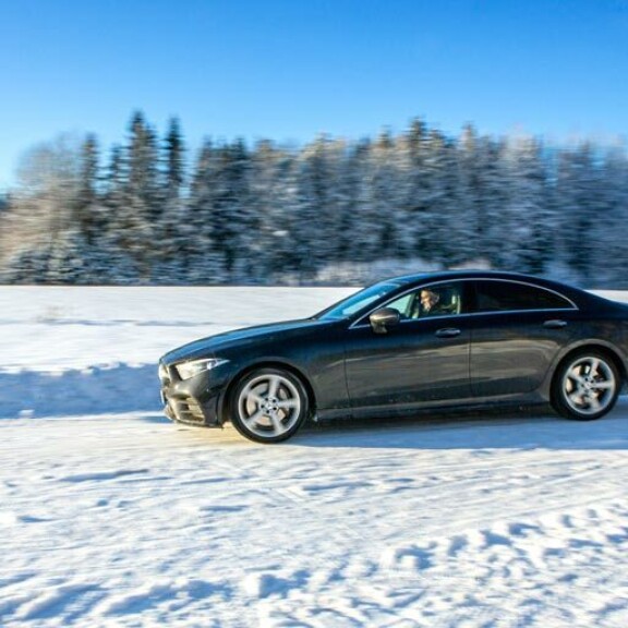 Yli satatuhatta euroa maksavasta Mercedes-Benz CLS 450 4Maticistä löytyy vaikka mitä hienouksia, mutta Hjallista ne eivät kiinnosta. – En edes tiedä, paljonko tässä on tehoa. Varmasti ihan riittävästi. Yli satatuhatta euroa maksavasta Mercedes-Benz CLS 450 4Maticistä löytyy vaikka mitä hienouksia, mutta Hjallista ne eivät kiinnosta. – En edes tiedä, paljonko tässä on tehoa. Varmasti ihan riittävästi.