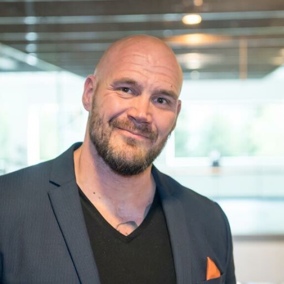 Viikon Kääk!-juorut: Huonekalumiljonääri Topi Sukari lennätti Nadja-vaimoaan turistiluokassa! Renne Korppila