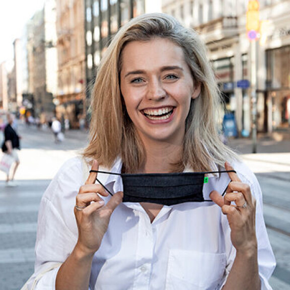 Mialla on myös oma yritys AIM by Mia, joka valmistaa sukkia ja kasvomaskeja. ; Mia Ehrnrooth