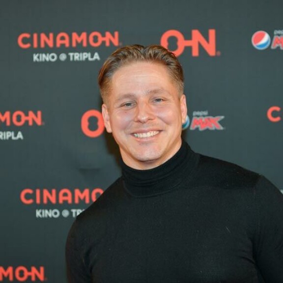 Viikon Kääk!-juorut: Huonekalumiljonääri Topi Sukari lennätti Nadja-vaimoaan turistiluokassa! Markus Pöyhönen