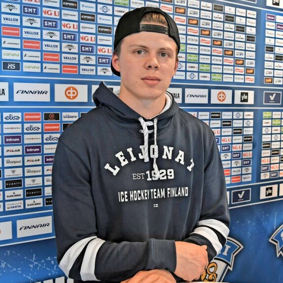 Viikon Kääk!-juorut: Huonekalumiljonääri Topi Sukari lennätti Nadja-vaimoaan turistiluokassa! Kasperi Kapanen