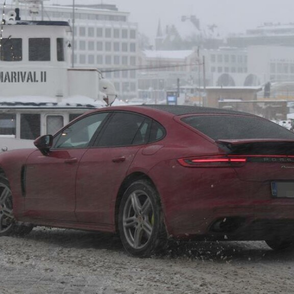Viikon Kääk!-juorut: Huonekalumiljonääri Topi Sukari lennätti Nadja-vaimoaan turistiluokassa! Uniikin auto
