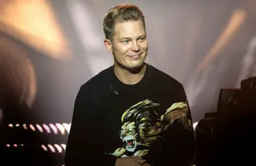 Cheek julkaisi hulppeita lomakuvia vuosien varrelta: Lukas Leonin kommentti suututti fanit - katso!