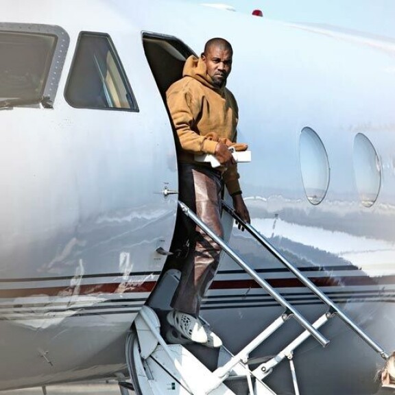Kanye West palasi yksityiskoneella Kaliforniaan pitkän tauon jälkeen. Kanye West palasi yksityiskoneella Kaliforniaan pitkän tauon jälkeen.