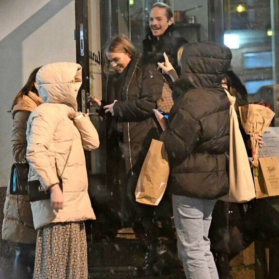 Seiskan paparazzi oli todistamassa, kun maskiton Sara Sieppi ja BB-voittaja Sauli Koskinen poistuivat ravintola Murusta Helsingin keskustassa. Seiskan paparazzi oli todistamassa, kun maskiton Sara Sieppi ja BB-voittaja Sauli Koskinen poistuivat ravintola Murusta Helsingin keskustassa.