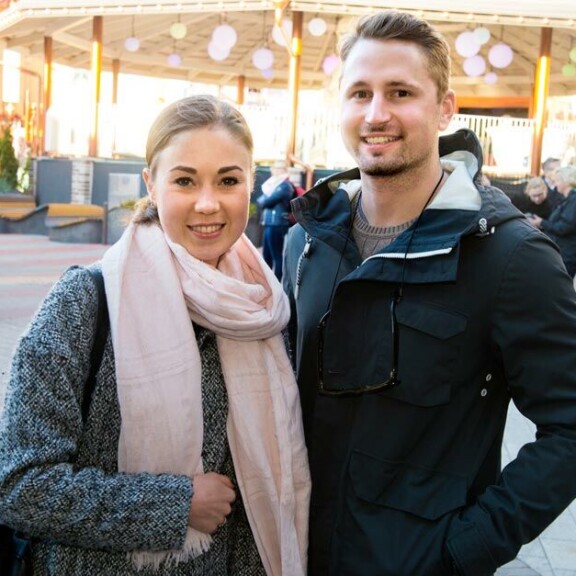 Vauvahuhuja! Laura Lepistö kyseli raskausvinkkejä ravintolassa Laura ja Tommi avioituivat Helsingin Johanneksen kirkossa 2015 lukuisten ystävien seuratessa.