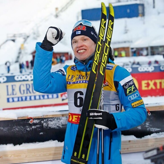 Suomen suurin mitalitoivo Iivo Niskanen ajoi hiuksensa ennen MM-hiihtoja. – Kesäkelit tuli, laitoin kesätukan! Suomen suurin mitalitoivo Iivo Niskanen ajoi hiuksensa ennen MM-hiihtoja. – Kesäkelit tuli, laitoin kesätukan!