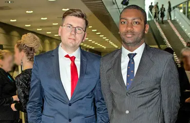 Perussuomalaisten Sebastian Tynkkynen juhlistaa neljättä vuosipäiväänsä Alan-rakkaansa kanssa - pariskunta on selättänyt jo monet kohut: "Rakastan sua yli kaiken"
