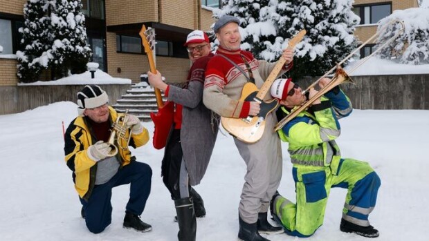 Jalasjärvellä kuohuu! Rehupiikles-yhtyeen musiikkivideon kuvauksista nousi iso selkkaus – katso kohun aiheuttanut video! Rehupiikles