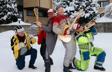 Jalasjärvellä kuohuu! Rehupiikles-yhtyeen musiikkivideon kuvauksista nousi iso selkkaus – katso kohun aiheuttanut video!