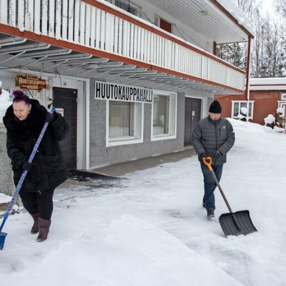 Arki täyttyy pikkuhommista, sillä korona ei pysäytä esimerkiksi lumentuloa. Arki täyttyy pikkuhommista, sillä korona ei pysäytä esimerkiksi Pian tuhat lumentuloa.