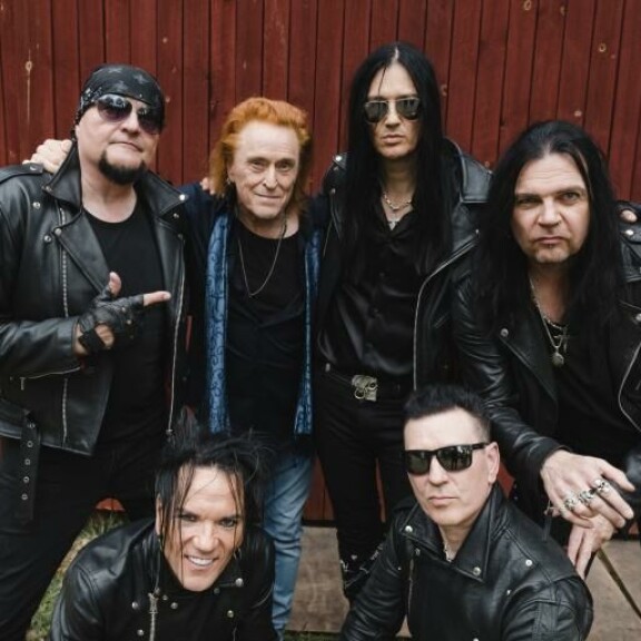 Tommi Läntinen kiitteli bändiä vuolaasti yllätyksestä. Tommi Läntinen, The 69 Eyes