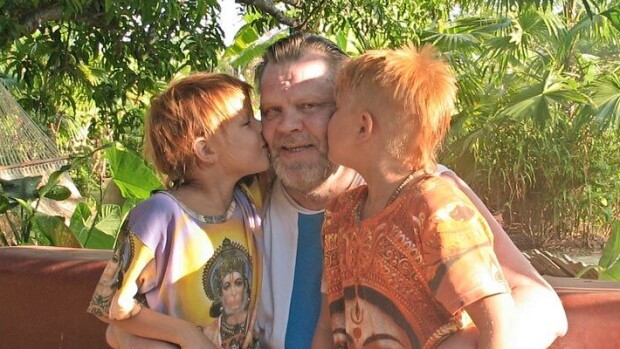 Taiteilijanero hoikistui Intiassa! Vesa-Matti Loiri avautui vanhemmuudesta vuonna 2004: En uskonut saavani kokea uutta isyyden onnea Vesa-Matti Loiri