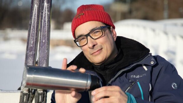 Kävellessä loikkiva julkkisjuristi Heikki Lampela, 59, hämmästyttää ihmisiä: ”Olen vähän erilainen nuori” Heikki Lampela