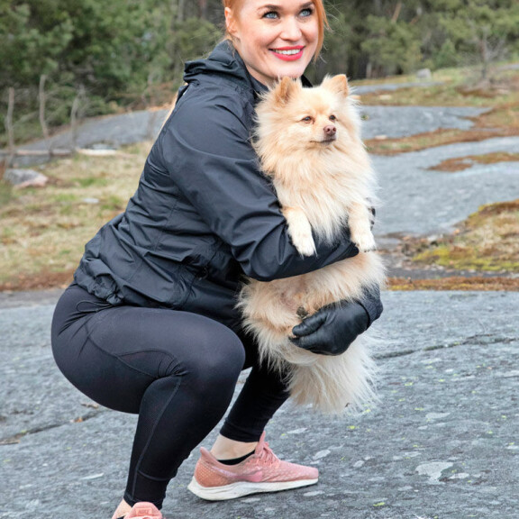 Iida oli ulkoiluttamassa Kristoffer-koiraansa, kun löysi epäilyttävät pussit. Kuva: Atte Kajova. 20200427 HELSINKI. MUSTIKKAMAA. Iida Ketola. PHOTO: ATTE KAJOVA