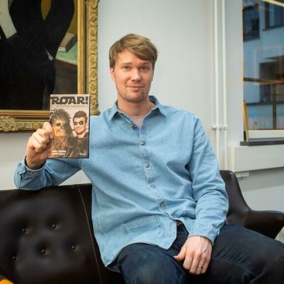 Joonaksen Star Wars -urasta kertova kirja ilmestyi helmikuun alussa. Hippo Taatilan kirjoittama ja Johnny Knigan kustantama opus on nimeltään Roar! - Elämäni wookieena. Joonaksen Star Wars -urasta kertova kirja ilmestyi helmikuun alussa. Hippo Taatilan kirjoittama ja Johnny Knigan kustantama opus on nimeltään Roar! - Elämäni wookieena.