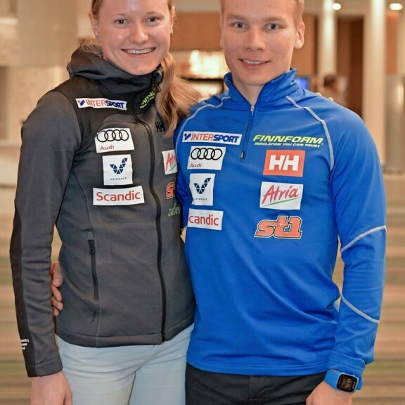 Maajoukkuehiihtäjät Johanna Matintalo ja Lauri Vuorinen ovat seurustelleet kahdeksan vuotta. Oberstdorfissa pariskunta majoittuu eri huoneisiin. – Kyllä sitä yhdet arvokisat kestää, vaikkemme voikaan olla kämppiksiä. Maajoukkuehiihtäjät Johanna Matintalo ja Lauri Vuorinen ovat seurustelleet kahdeksan vuotta. Oberstdorfissa pariskunta majoittuu eri huoneisiin. – Kyllä sitä yhdet arvokisat kestää, vaikkemme voikaan olla kämppiksiä.