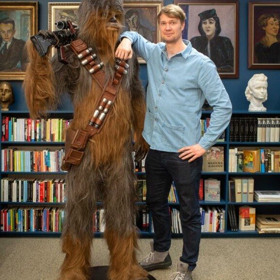 Joonas saa olla rauhassa Suomessa, jossa häntä ei noteeraa juuri kukaan. – Joskus joku tunnistaa, mutta varsinkin näin maskiaikoina saan kulkea melko vapaasti. Joonas saa olla rauhassa Suomessa, jossa häntä ei noteeraa juuri kukaan. – Joskus joku tunnistaa, mutta varsinkin näin maskiaikoina saan kulkea melko vapaasti.