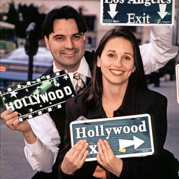 Teemu juonsi ja tuotti suoraan Los Angelesista Ylellä esitettyä Hollywood Xpressiä. Moni muistaa miehen myös vuosina 2000–2003 esitetystä Älä katso -ohjelmasta. Kuvassa juontajaparina Johanna Juntunen. Teemu juonsi ja tuotti suoraan Los Angelesista Ylellä esitettyä Hollywood Xpressiä. Moni muistaa miehen myös vuosina 2000–2003 esitetystä Älä katso -ohjelmasta. Kuvassa juontajaparina Johanna Juntunen.