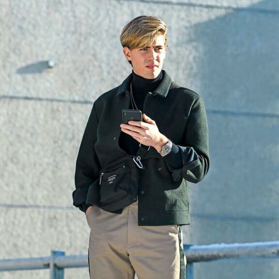 Robin nautiskeli talviauringosta. Ranteessa kiilteli kelloharrastajien kuolaama Rolex. Robin nautiskeli talviauringosta. Ranteessa kiilteli kelloharrastajien kuolaama Rolex.