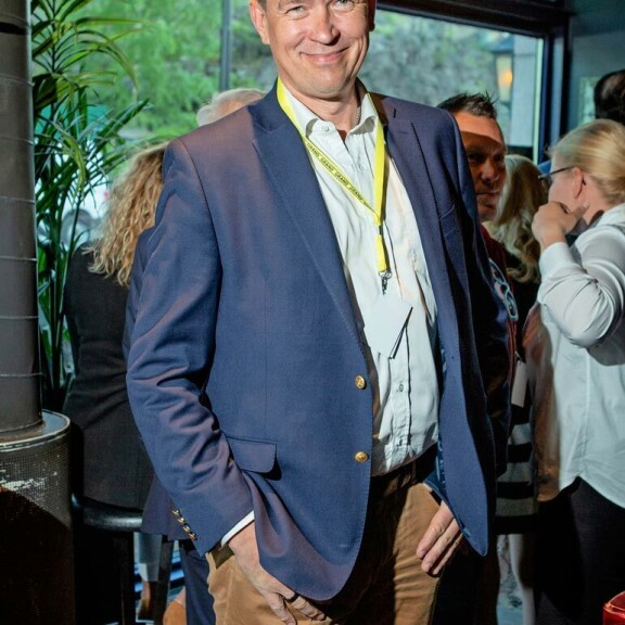 Viikon Kääk!-juorut! Lahdessa hieraistiin silmiä: mäkihyppylegenda Toni Nieminen vaihtoi vapaalle ja juhli mysteeriblondin kanssa – kuva! Tom Packalen