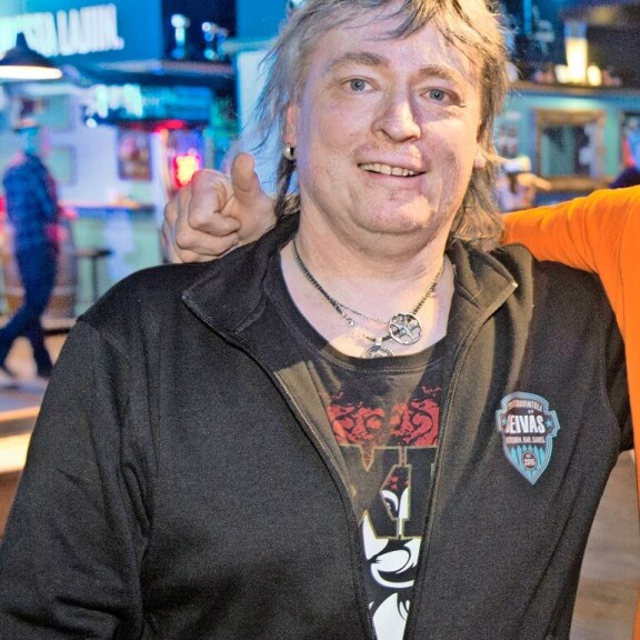 Viikon Kääk!-juorut! Lahdessa hieraistiin silmiä: mäkihyppylegenda Toni Nieminen vaihtoi vapaalle ja juhli mysteeriblondin kanssa – kuva! Timo Kaukonen